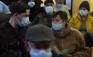 España impone uso mascarillas en hospitales tras repunte covid-19