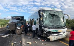MEXICO: Al menos 19 muertos en choque de autobús y un camión