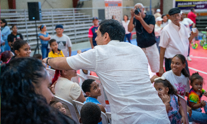 PROPEEP entrega cientos juguetes a niños en la ciudad de Santiago imagen