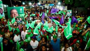 Leonel Fernández acompaña a candidatos de FP en caravanas