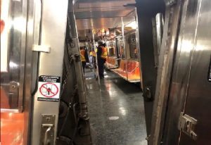 Más de 20 heridos por choque de 2 trenes en metro de Nueva York