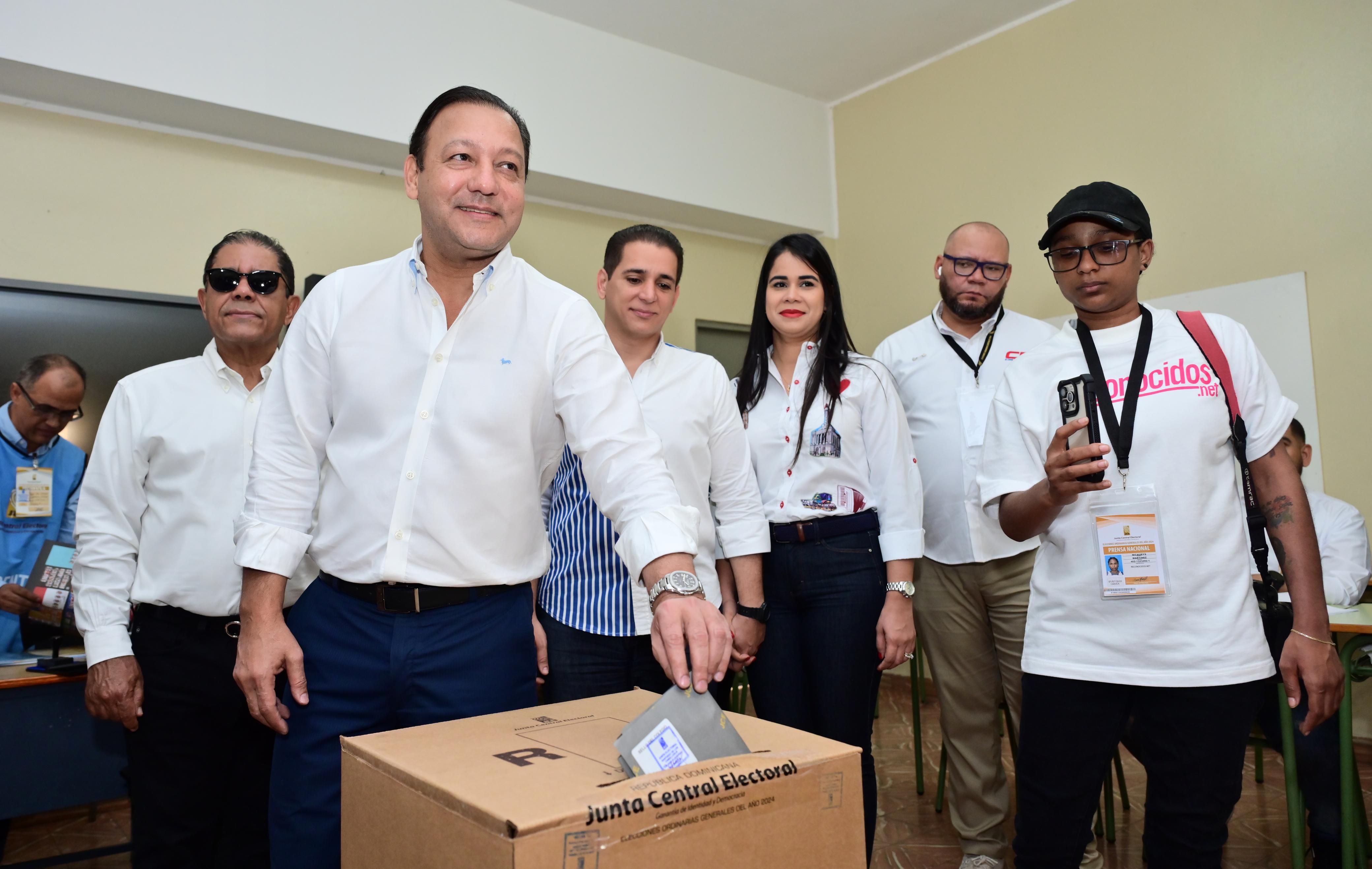 Martínez destacó importancia de votación para ciudad de Santiago imagen