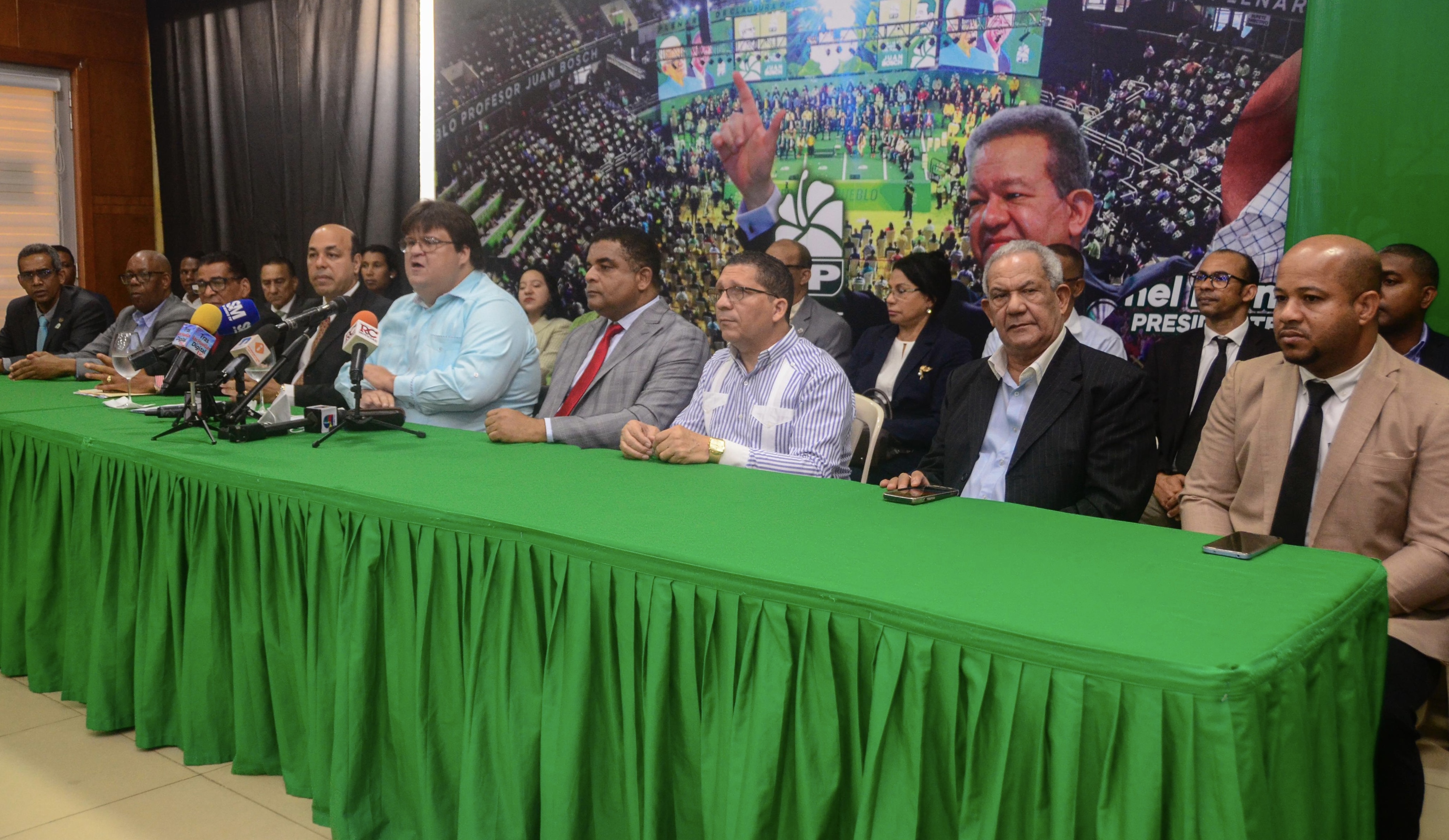 Exigen Abinader rinda cuenta de distribución de bonos navideños imagen