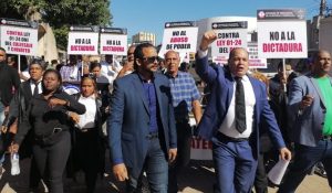 Juristas dominicanos marchan a Palacio contra ley de Inteligencia