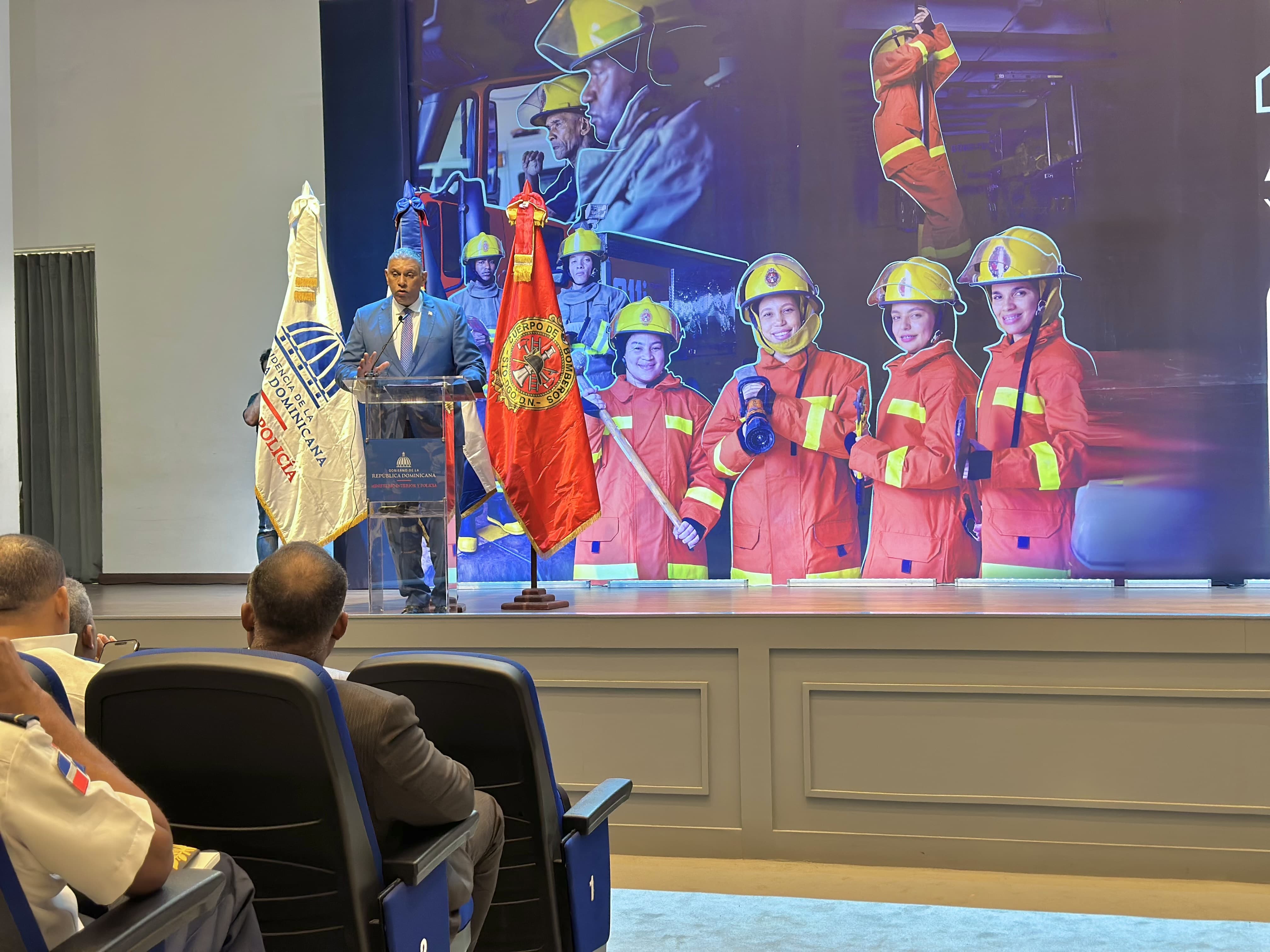 Aumentan a 15 mil pesos al mes pesos el sueldo de los bomberos imagen
