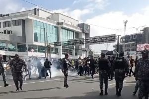 Cuatro expolicías dominicanos heridos durante protesta en SD
