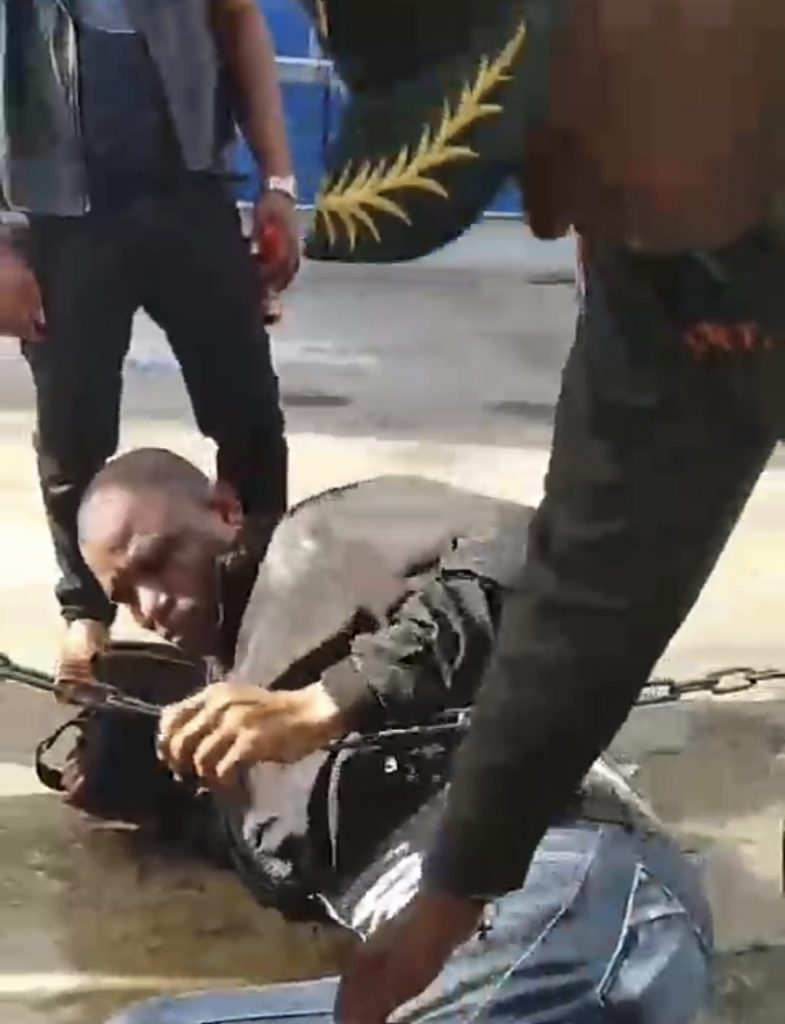 Manifestante que resultó herido en la protesta de militares y policías pensionados.