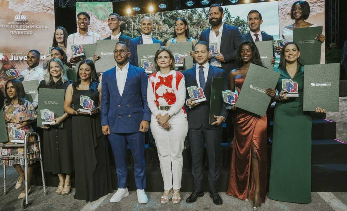 SANTIAGO: Ministerio de la Juventud reconoce a 15 jóvenes imagen