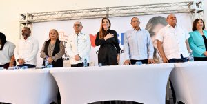 Los principales líderes sindicales apoyan a Carolina Mejía en el DN