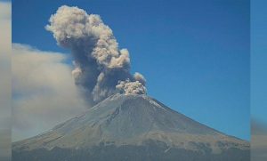MEXICO: Erupción volcán electoral con fumarola del Popocatépetl