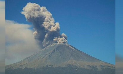 Popocatépetl lanza fumarola de 2 km de altura y ceniza a 5 estados