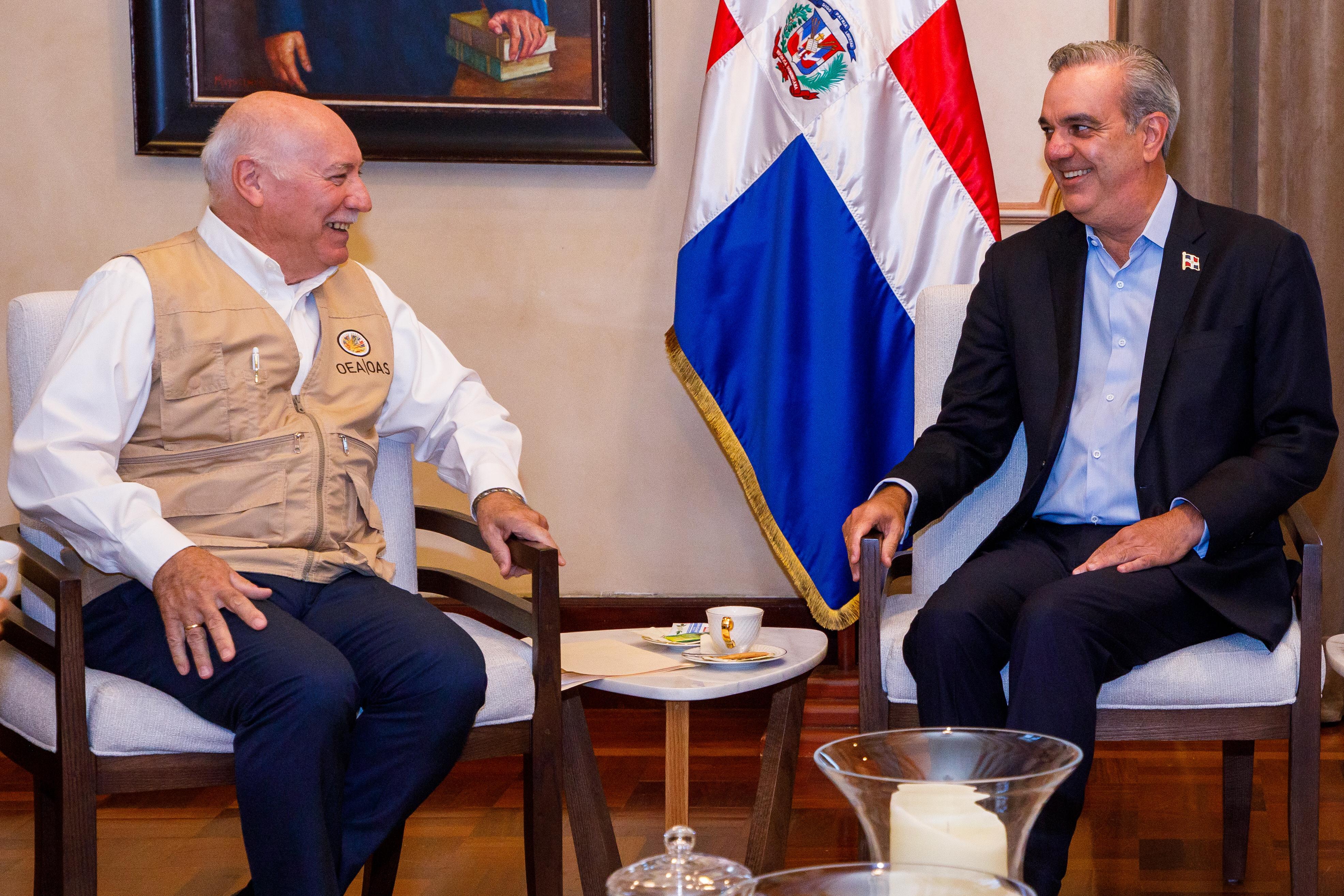La misión de la OEA se reúne por separado con líderes políticos RD imagen