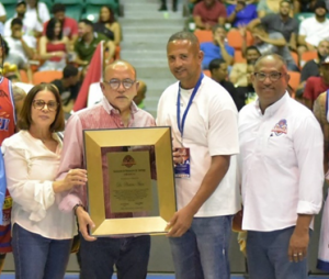 Asociación Baloncesto Santiago destaca aportes exministro Salud