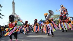 SANTIAGO: Miles de personas se reúnen en el Carnaval Popular
