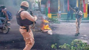 Protestas, saqueos e incendios sacuden Haití; Henry pide calma