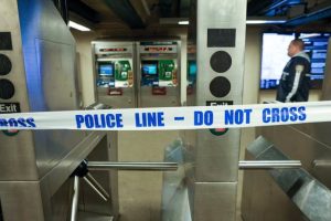 NUEVA YORK: Al menos 1 muerto y 5 heridos en tiroteo en el metro