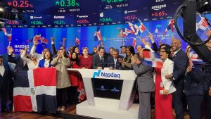Adriano Espaillat toca campana de cierre en el NASDAQ MarketSite