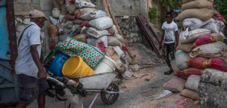 Ante falta seguridad, haitianos atrincheran en Puerto Príncipe