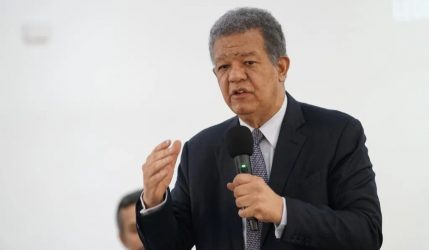 Leonel reclama una investigación rigurosa del fuego en La Victoria