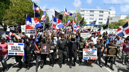 Multitud marchó contra «plan de ONU» de instalar campos en RD