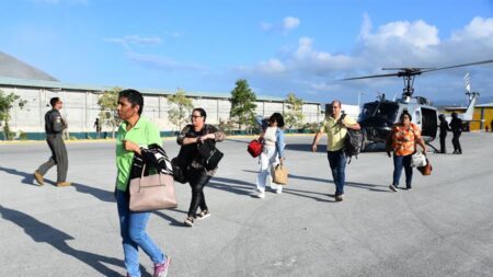 Evacuan de Haití a 14 residentes de Florida en un vuelo a Orlando imagen