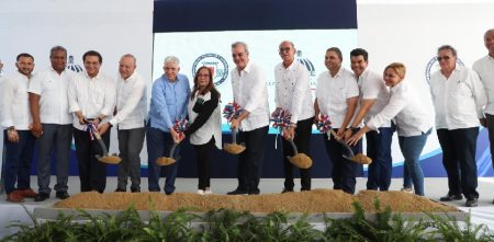 SANTIAGO: Presidente inauguró proyecto habitacional y carretera