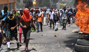 Condenan en Haití el saqueo y quema escuelas por pandilleros
