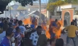 Fallece uno de 10 menores se quemaron en carnaval Salcedo