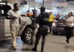 SANTIAGO: Encarcelan a hombre amenazó a policías en aeropuerto