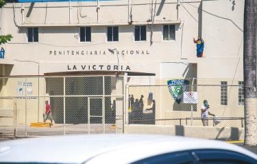 Parientes de reos denuncian maltrato en área médica La Victoria imagen