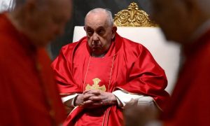 El papa renuncia a presidir el Vía Crucis para cuidar su salud en SS