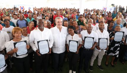 Abinader entrega 1,130 títulos en El Tamarindo, Sto. Domingo Este