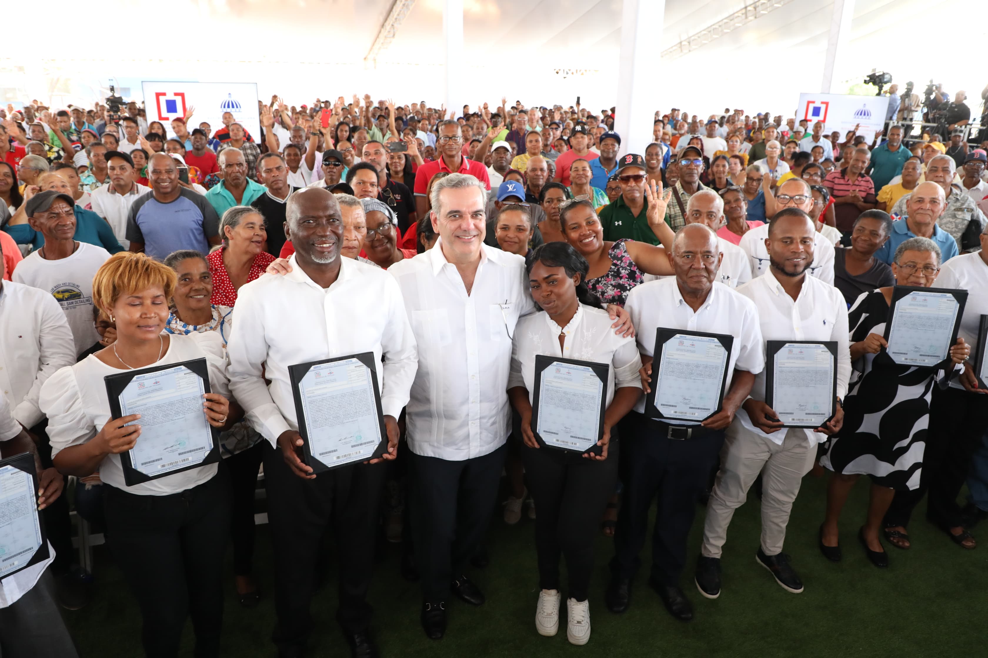 Abinader entrega 1,130 títulos en El Tamarindo, Sto. Domingo Este imagen