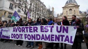 Francia da visto bueno definitivo a incluir aborto en la Constitución