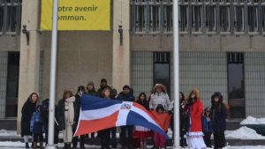 Dominicanos izan bandera frente a ayuntamiento de Winnipeg