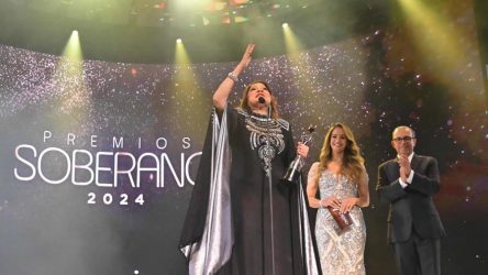 La cantante dominicana Angela Carrasco recibe el Gran Soberano