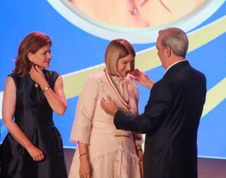 Condecoran a directora nacional de Hábitat para la Humanidad RD