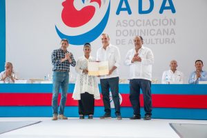 MOCA: Abinader entrega subsidios a los productores de huevos