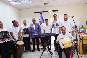 Gobierno entrega instrumentos a escuela de música típica en SDO