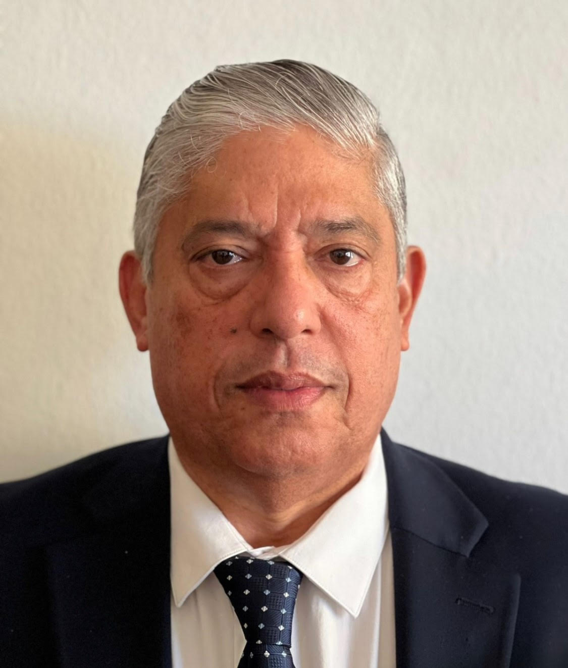 Bukele: líder transformador que no debe tentar el poder absoluto imagen