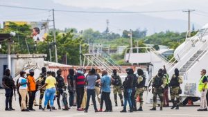 EU reanuda deportación haitianos y envía un vuelo con 50 migrantes