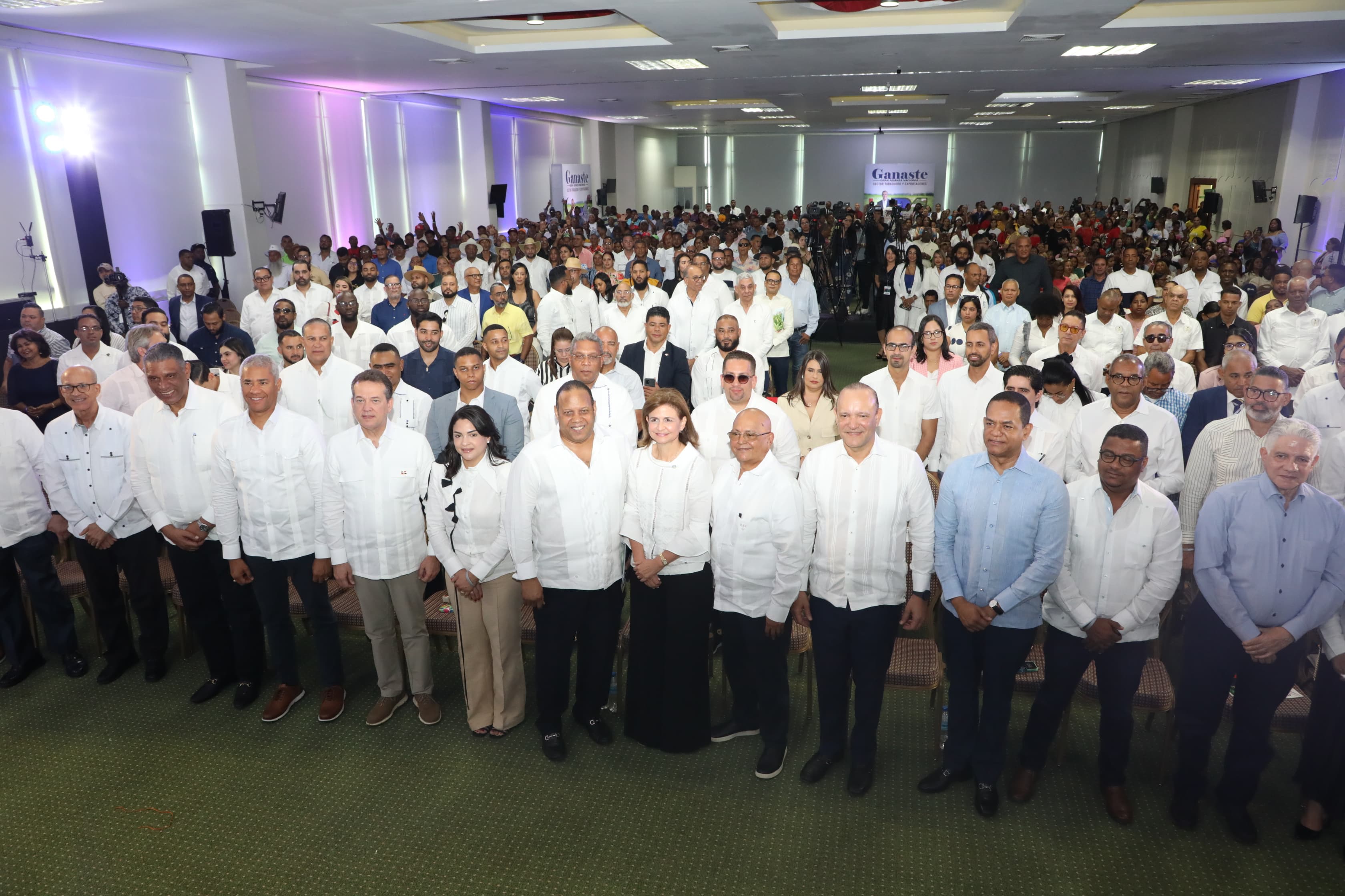 Tabaqueros y exportadores forman grupo apoyo al PRM imagen