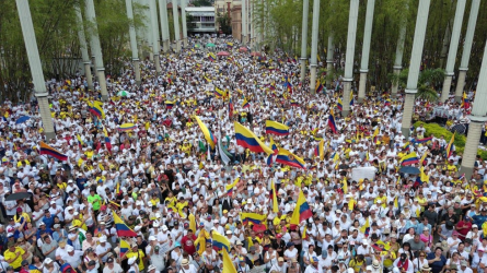 COLOMBIA: Miles protestan contra presidente Gustavo Petro