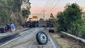 MEXICO: Accidente deja al menos 14 muertos tras vuelco autobús
