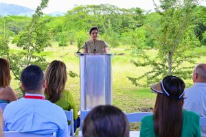SANTIAGO: El Centro León dona árboles al Jardín Botánico