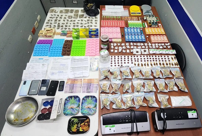 Autoridades desmantelan centro empaque y distribución de drogas