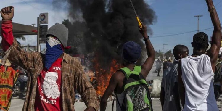 Policías haitianos  salvan sus vidas, pandilleros ocupan su comisaría