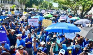 Cientos profesores dominicanos exigen aumento salarial y mejoras
