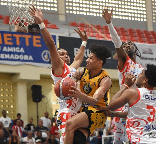 Eduardos Del Batey a un juego de pasar a la final del basket de PP imagen