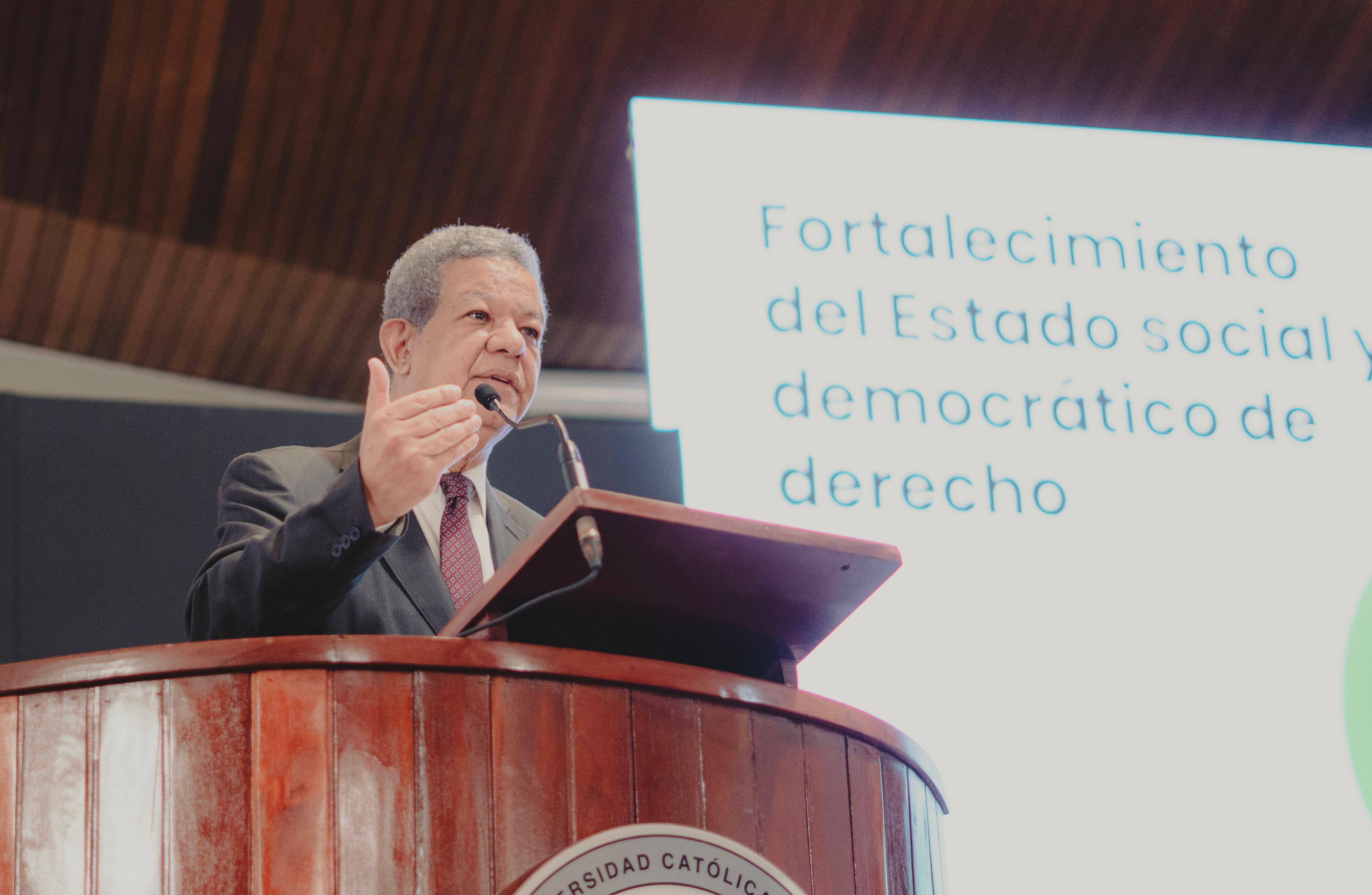 Leonel propone cambios sectores energético y educación en la RD imagen